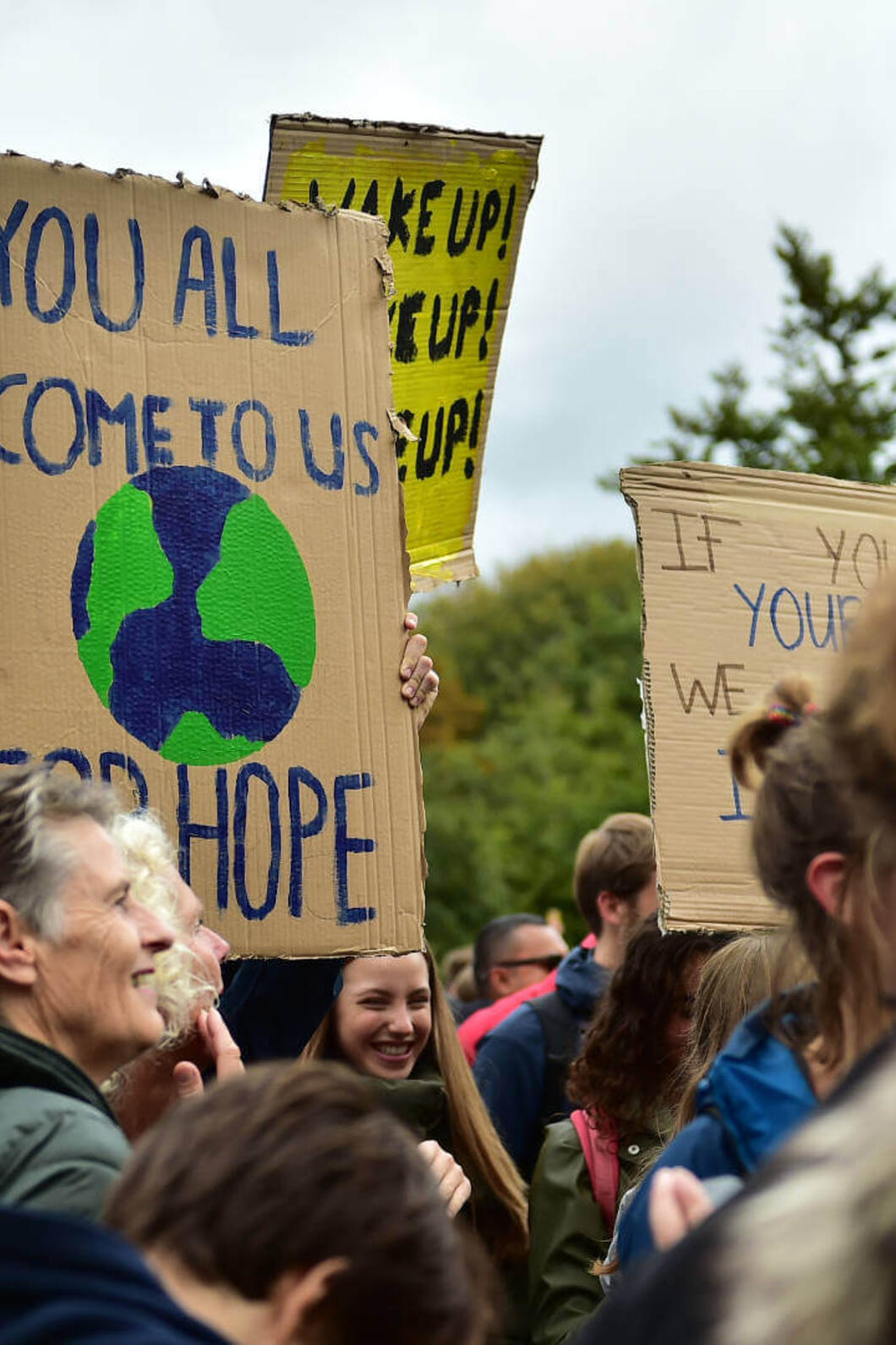 Klimaatdemonstranten met borden