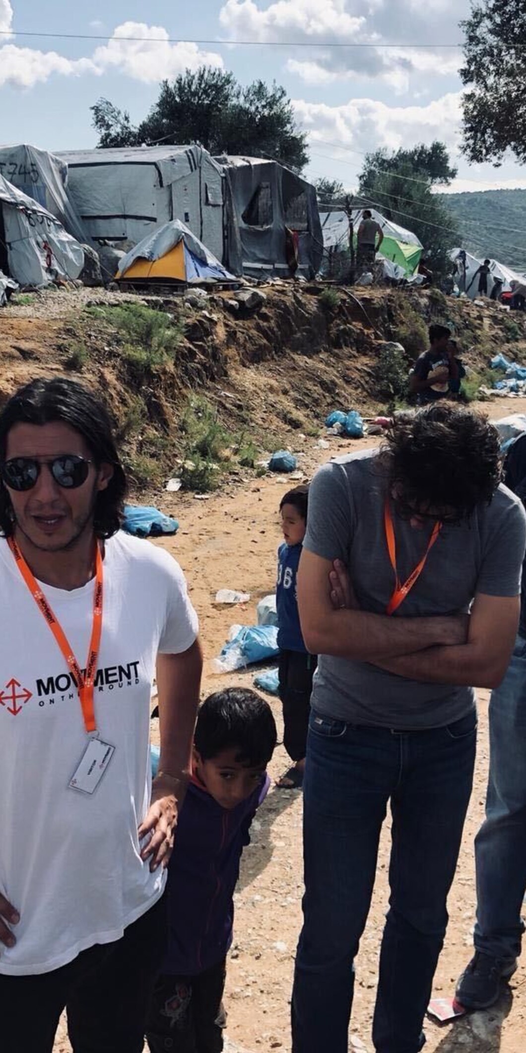 Jesse Klaver met gebogen hoofd aanwezig op een vluchtelingenkamp