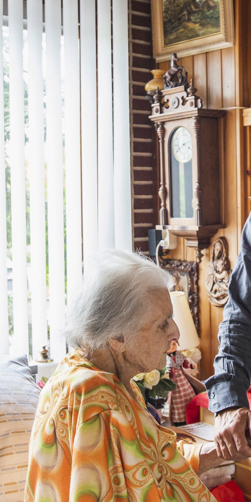 Arts verleent zorg aan patiënt in huis