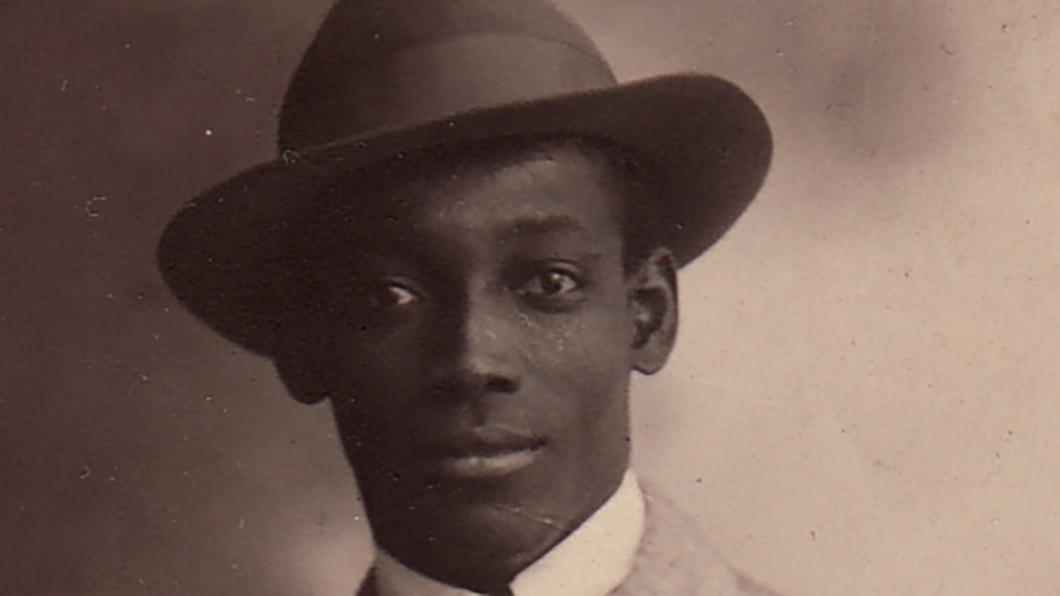 Portret Anton de Kom met gleufhoed op