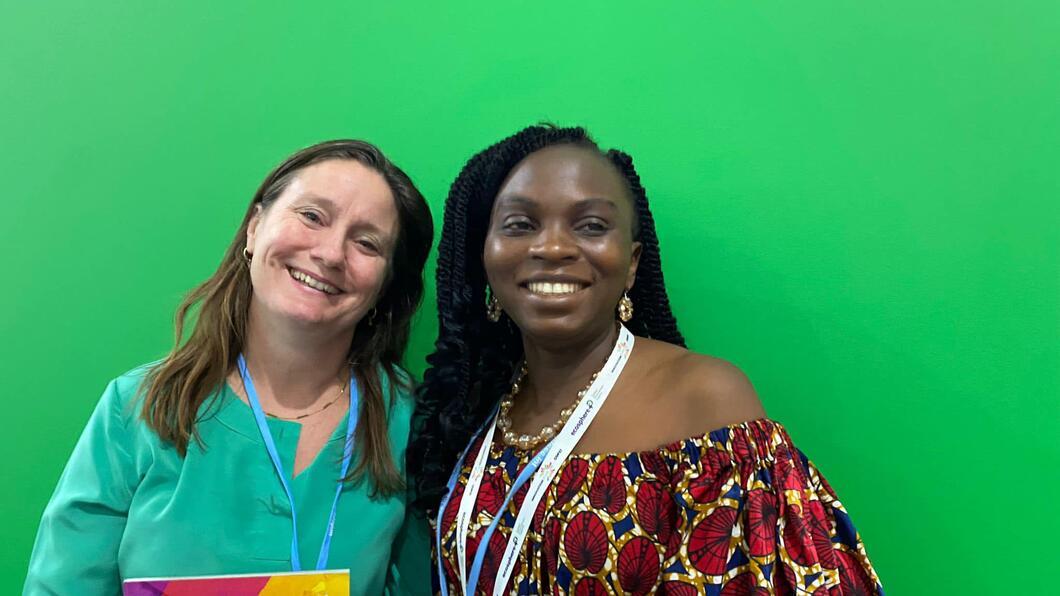 Suzanne met een klimaatactiviste op de COP27