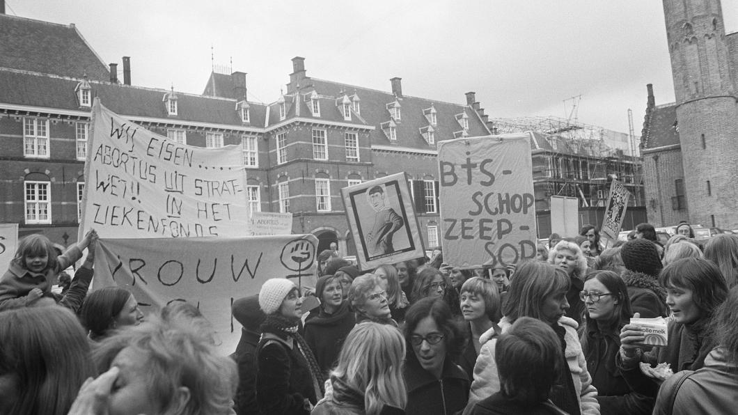 Abortus-demonstratie_op_Binnenhof,_Bestanddeelnr_927-5500.jpg