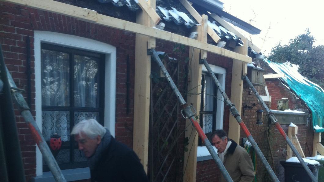 Monumentale boerderij bij Loppersum. Veel zichtbare schade van aardbevingen als gevolg van gaswinning