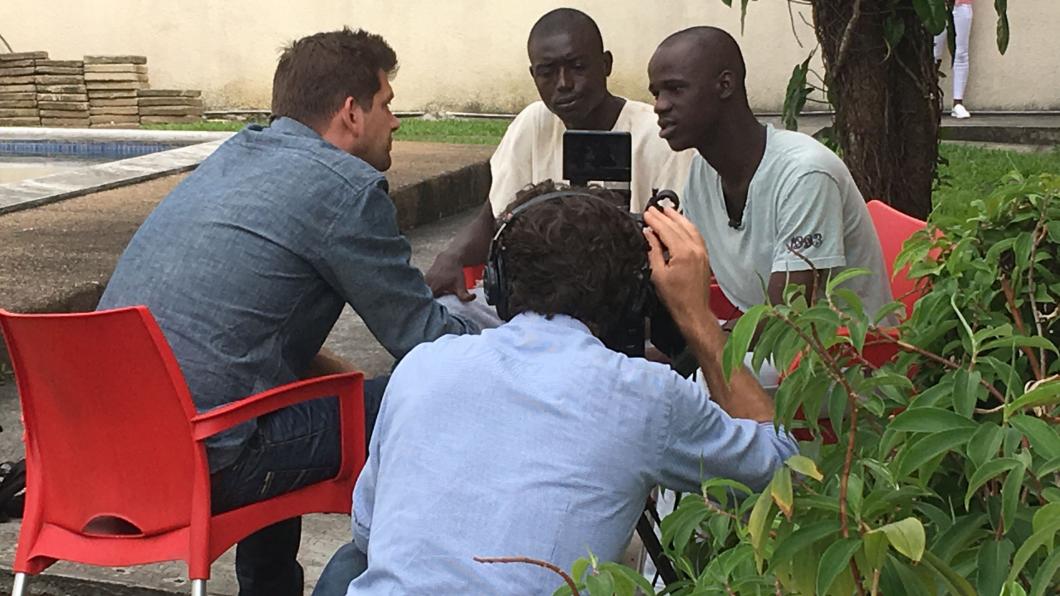 NOS-correspondent Bram Vermeulen interviewt migranten die terugkomen uit Libië