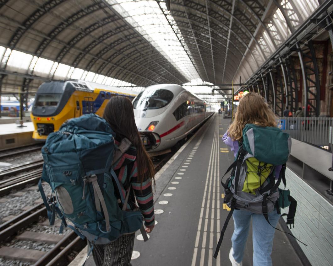 Jonge mensen die met de trein op reis gaan