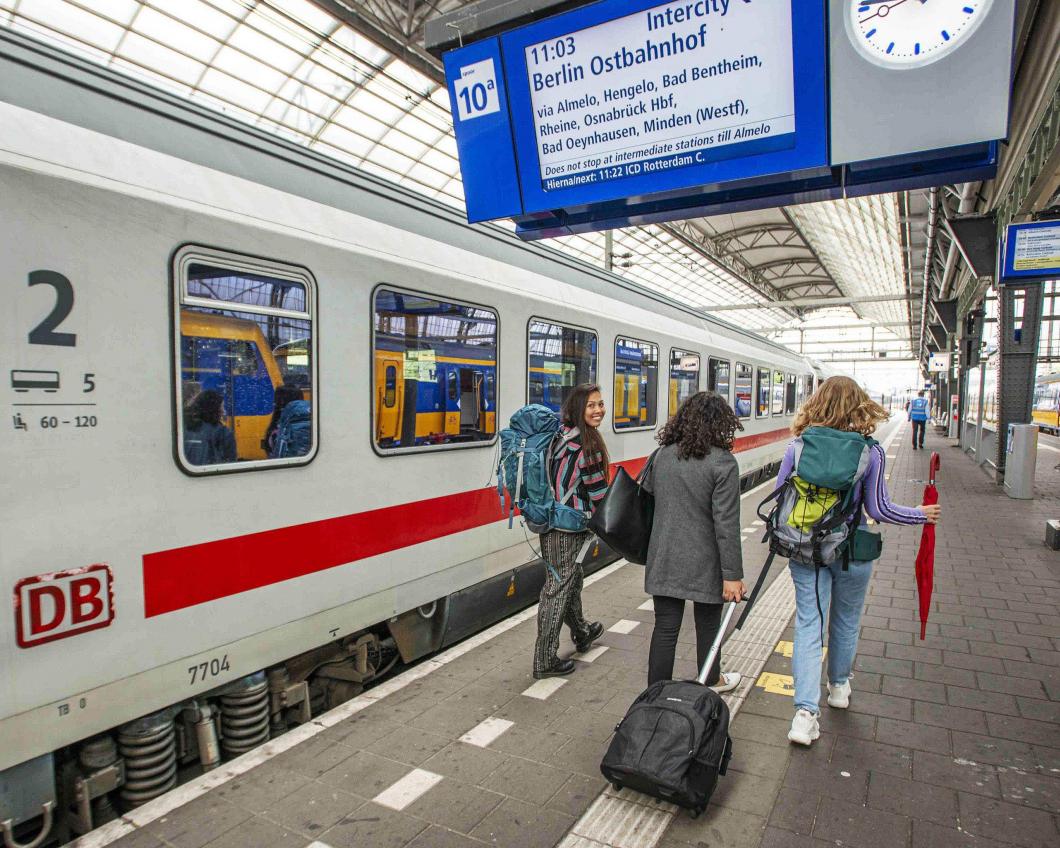Jonge mensen die met de trein op reis gaan