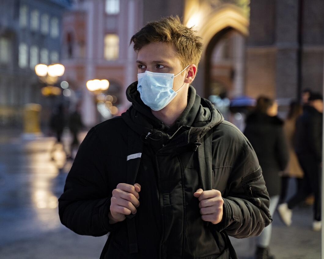 Jongen met mondkapje