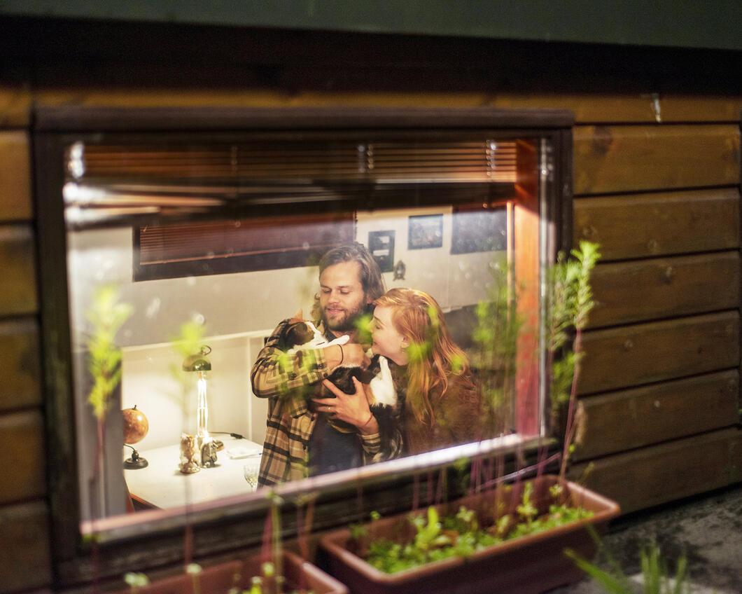 Stel met een kat op een woonboot