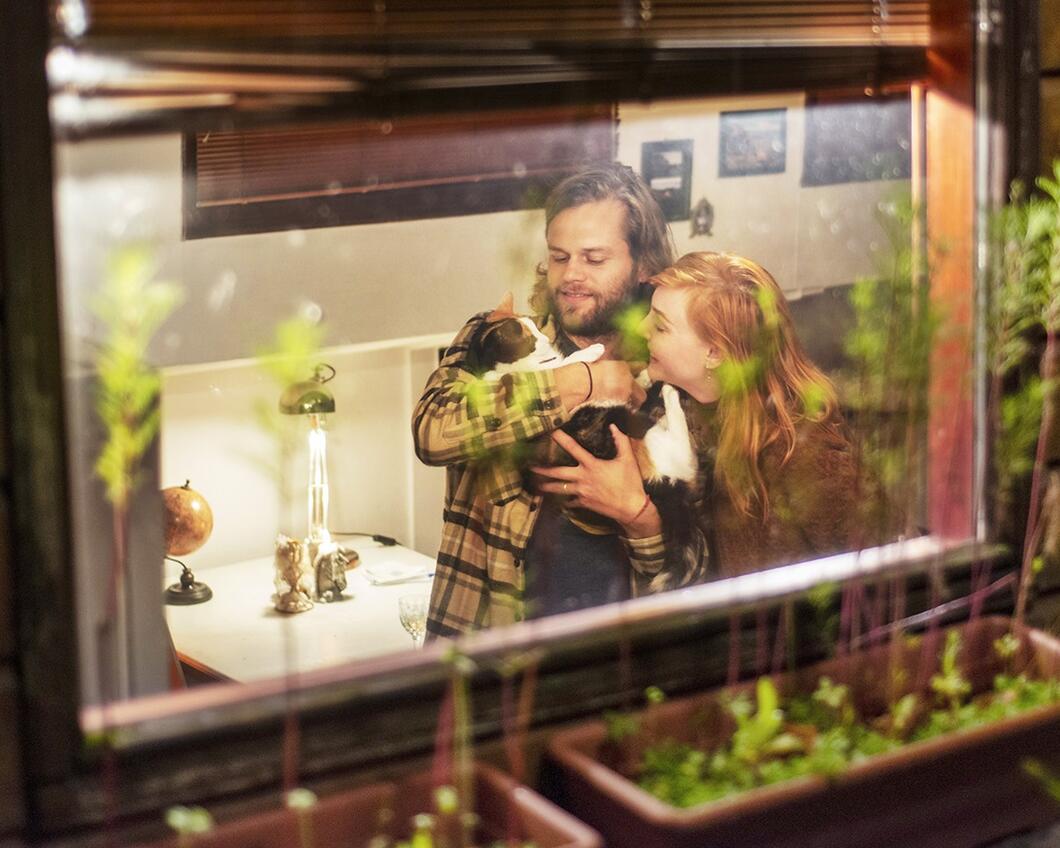 Stel met een kat op een woonboot