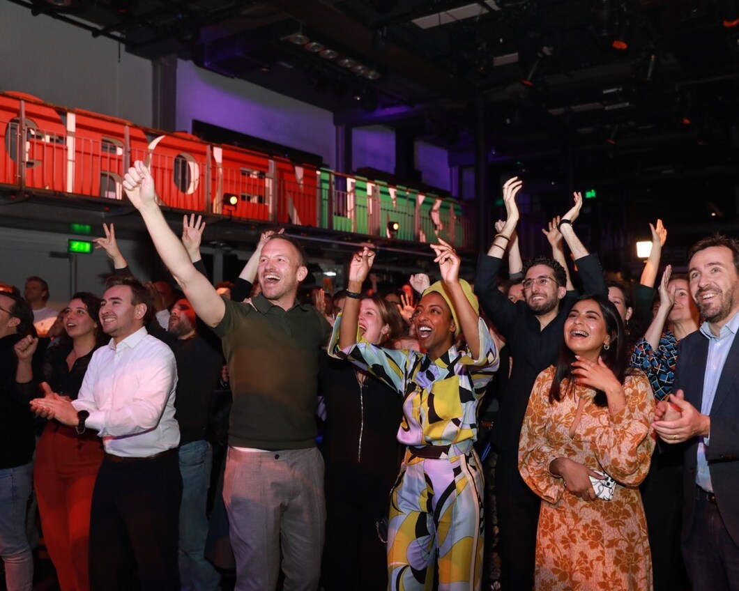 Er wordt flink gejuicht op de uitslagenavond in de Melkweg in Amsterdam na een historische uitslag voor GroenLinks in de gemeenteraadsverkiezingen
