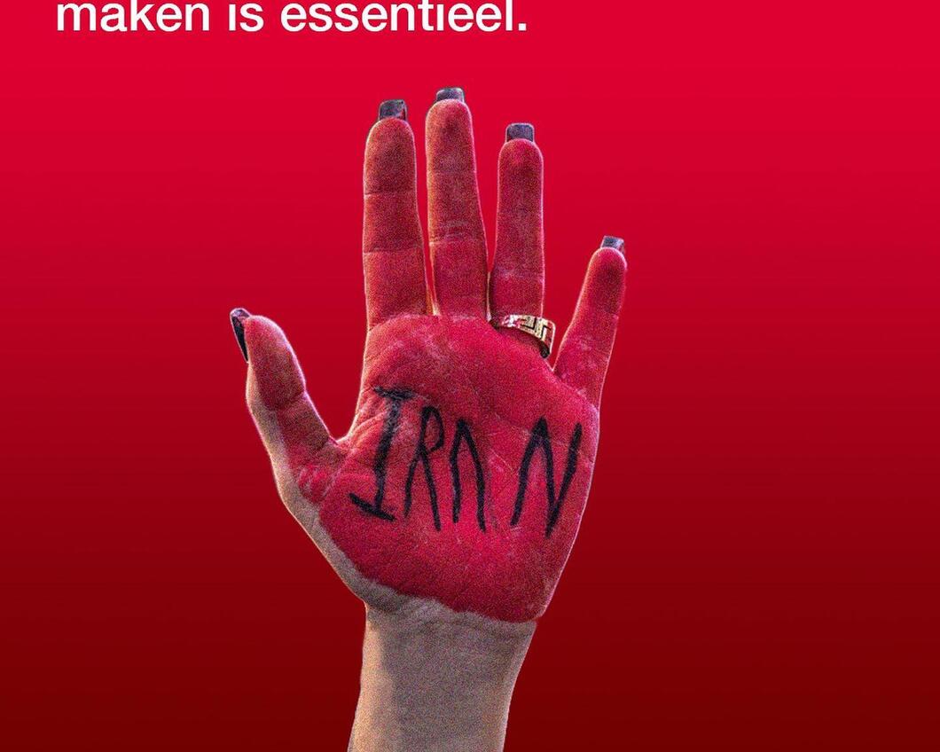 Hand die symbool staat voor strijd in Iran 