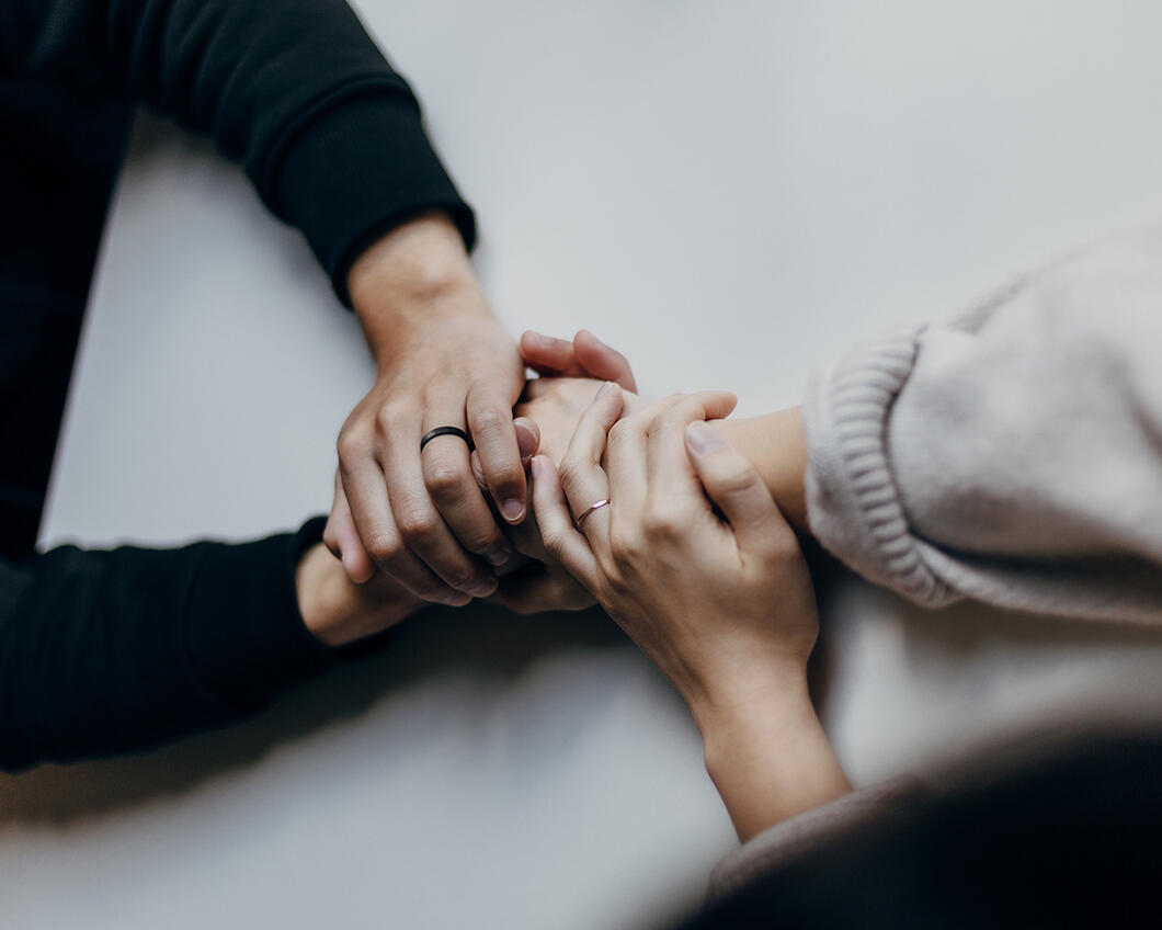 Handen die elkaar vasthouden