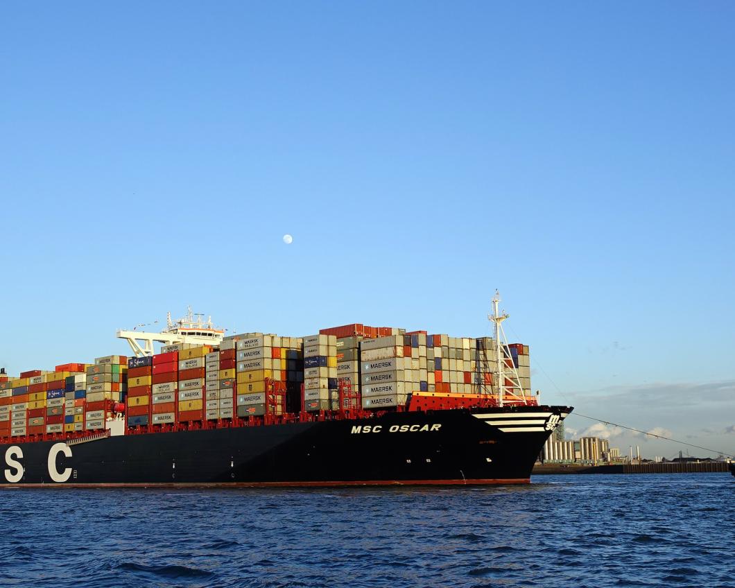 Een containerschip komt de haven van Rotterdam binnen