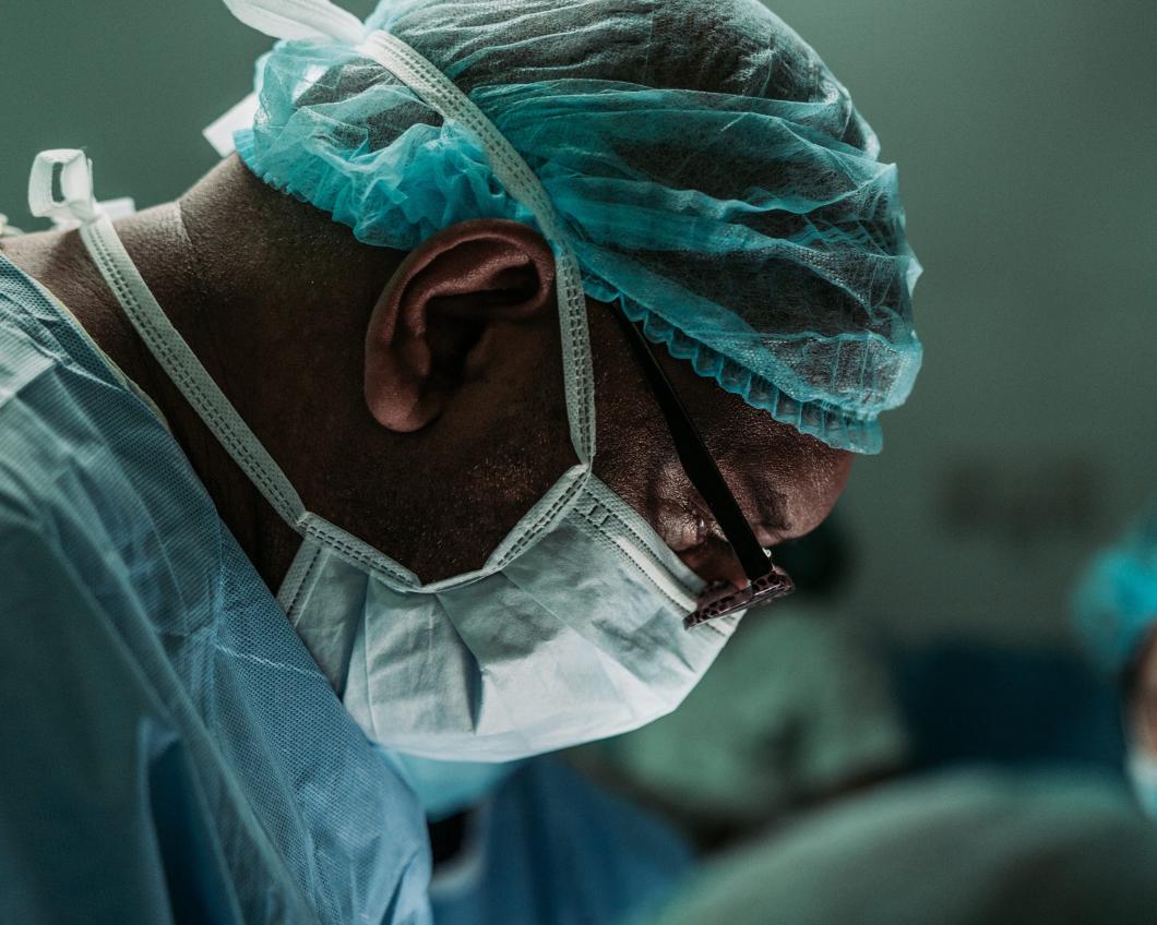 een man in medische kleding kijkt naar beneden