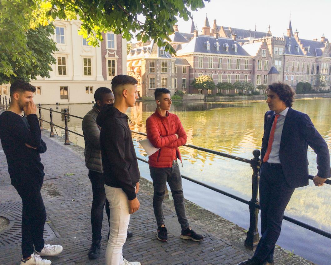 jesse in gesprek met jongeren.jpg