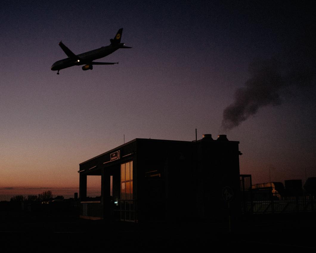 een vliegtuig in de avond 