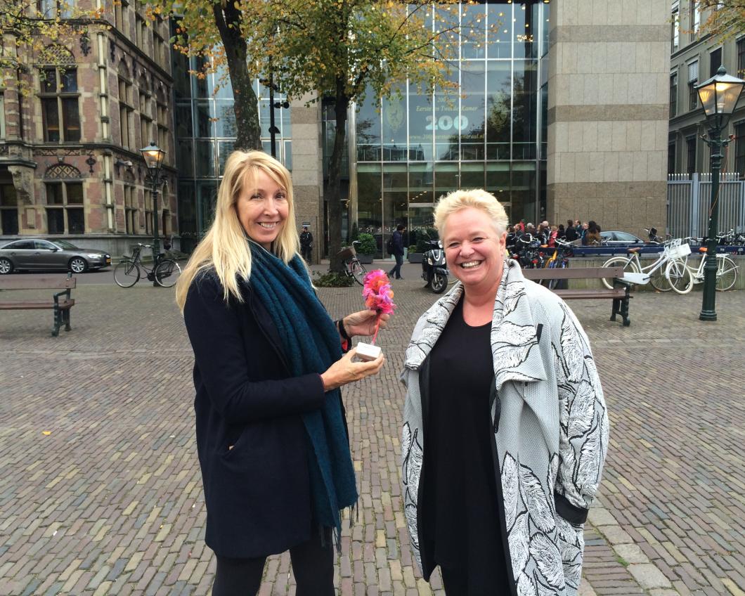 Liesbeth van Tongeren ontvangt de Politieke Pluim 2015