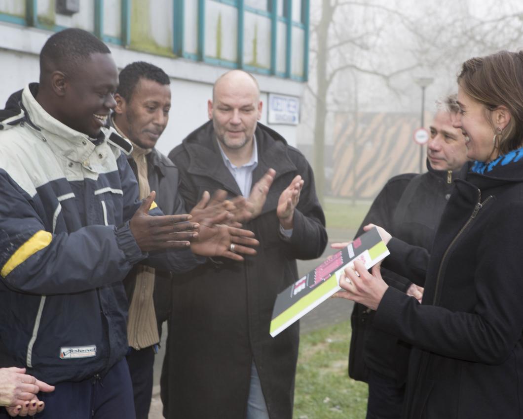 Tweede-Kamerlid Corinne Ellemeet overhandigt cheque aan de vluchtelingengroep We are Here