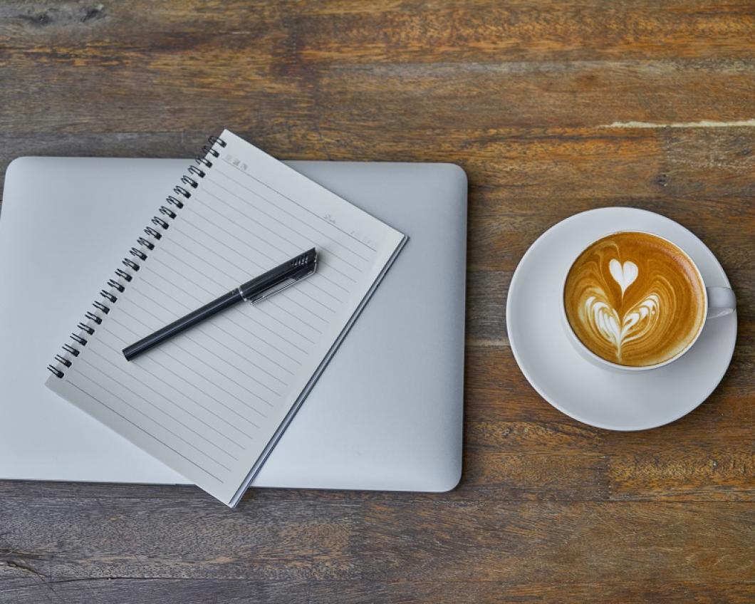 schrijven typen pen koffie.jpeg