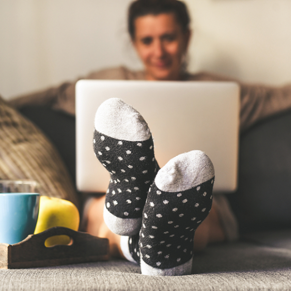 Foto van vrouw met haar laptop op de bank
