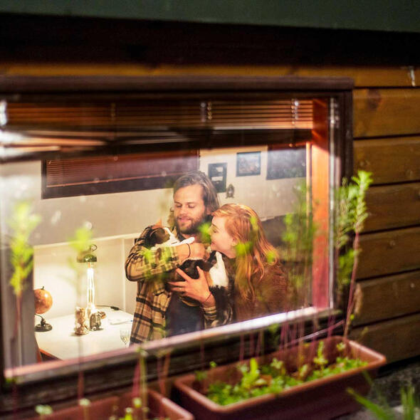 stel op een woonboot met een kat