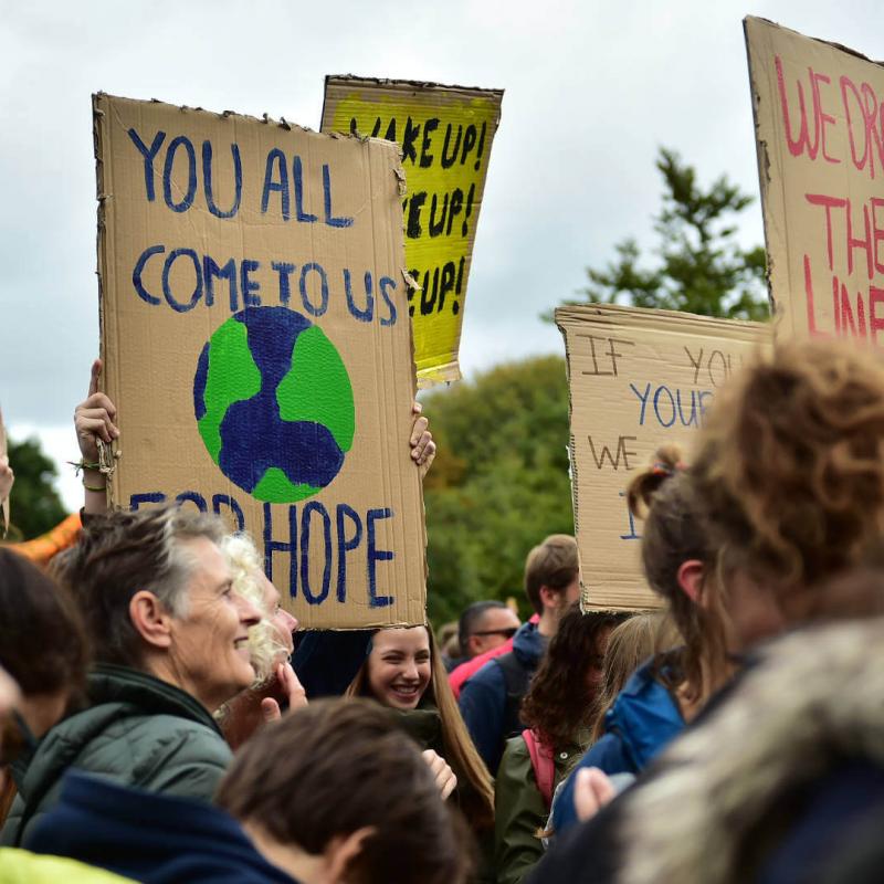 Klimaatdemonstranten met borden