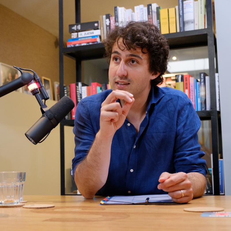 Jesse Klaver in de studio van zijn podcast