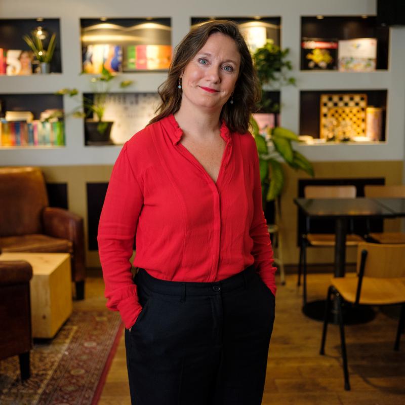 Suzanne Kröger staand