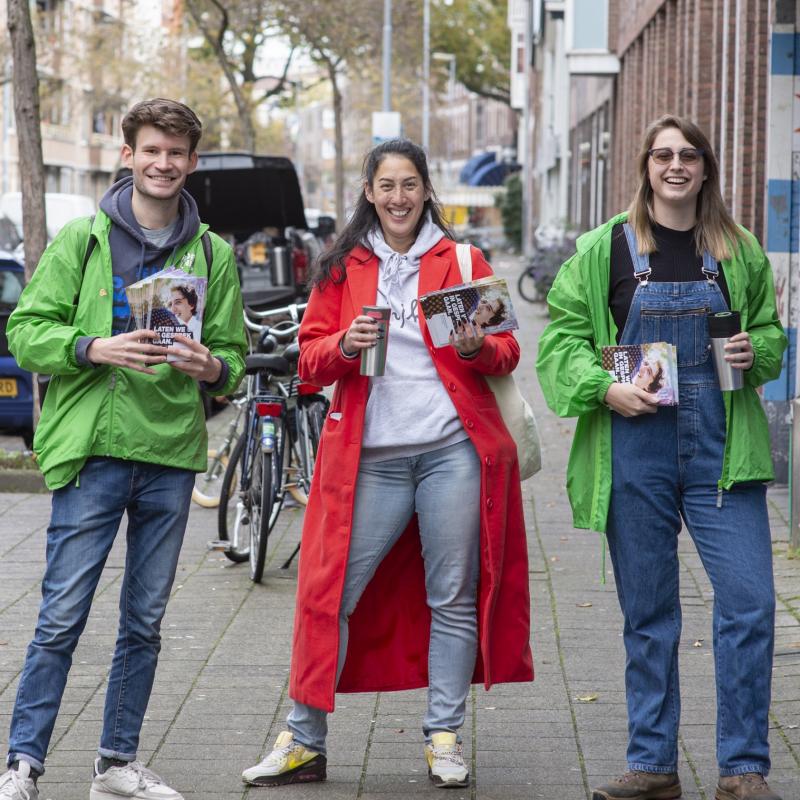 Foto van campagneteam dat de brief van Jesse bezorgd