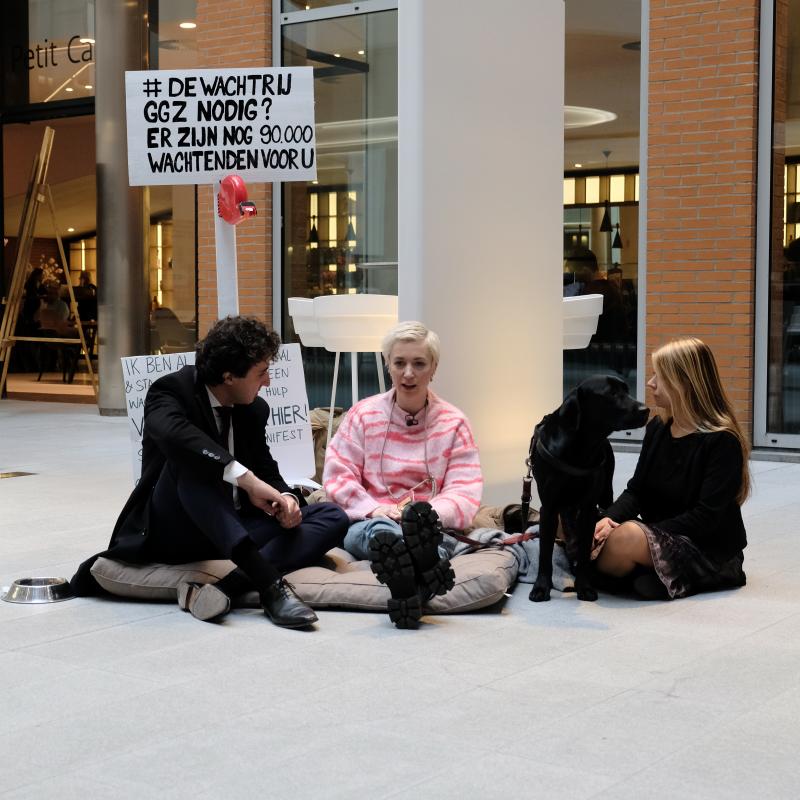 Jesse Klaver en Lisa Westerveld zitten met Charlotte Bouwman tijdens haar protest tegen de wachtlijsten bij de geestelijke gezondheidszorg