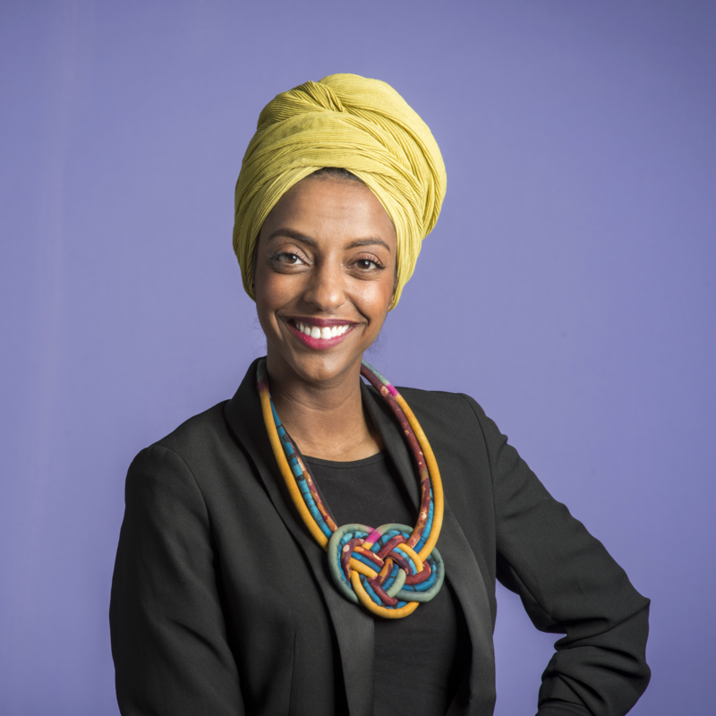 Milka Yemane voor een paarse achtergrond