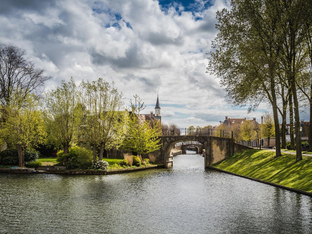 Een zonnige dag aan het water in een dorpje in Friesland