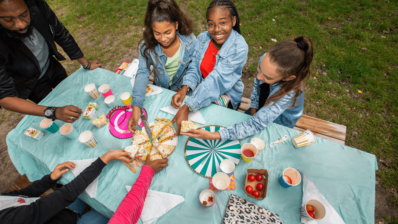 Taart wordt gedeeld aan tafel
