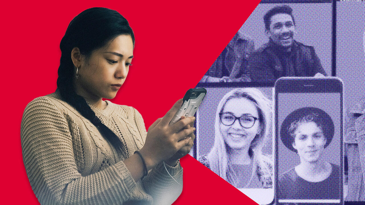 Een meisje houdt een telefoon in haar handen vast terwijl ze typet. 